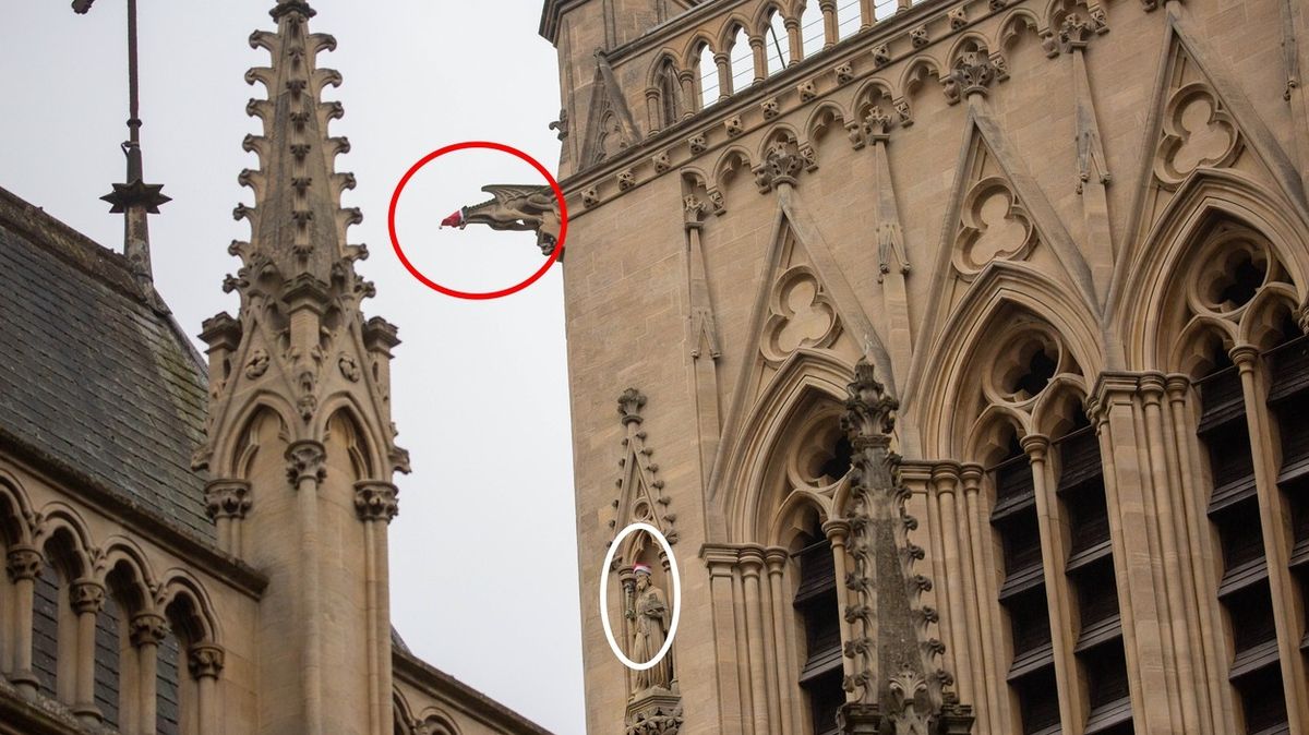 Sochám na kapli v Cambridge ve výšce 50 metrů kdosi nasadil santovské čepičky